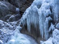 Breite Eiswand am Fels mit verschiedenen Formen